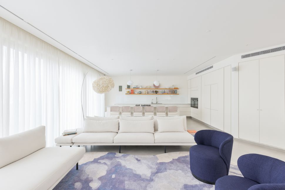 מטבח וסלון לבנים