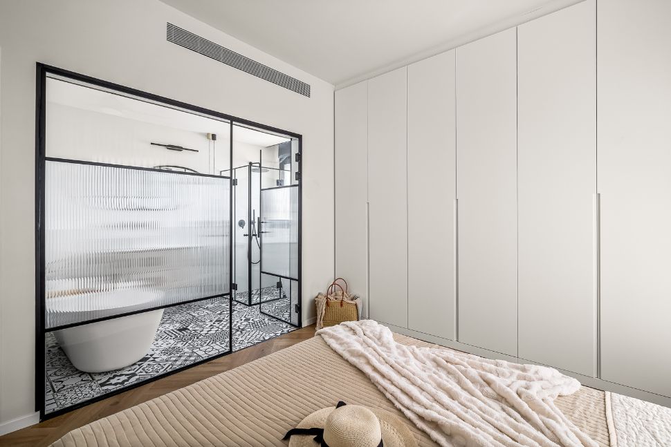 חדר רחצה בחדר הורים