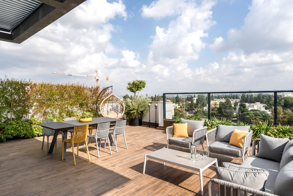 שתי פינות ישיבה במרפסת