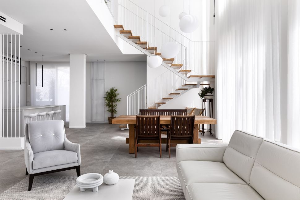 פינת אוכל ומדרגות מעץ