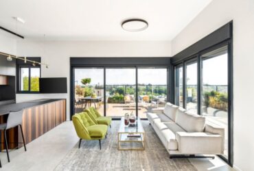 סגנון אלגנטי מודרני: פנים וחוץ בשילוב טבעי   