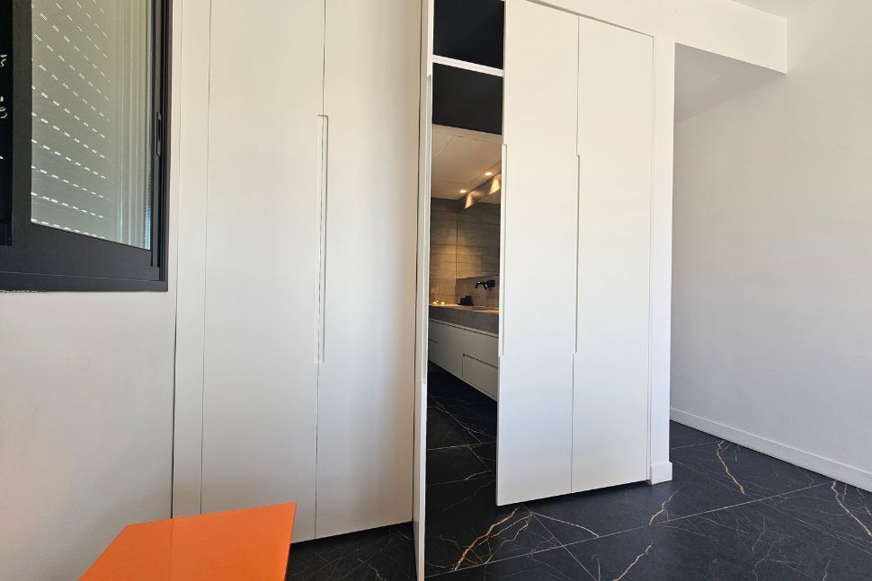 דלת בארון כניסה לחדר רחצה