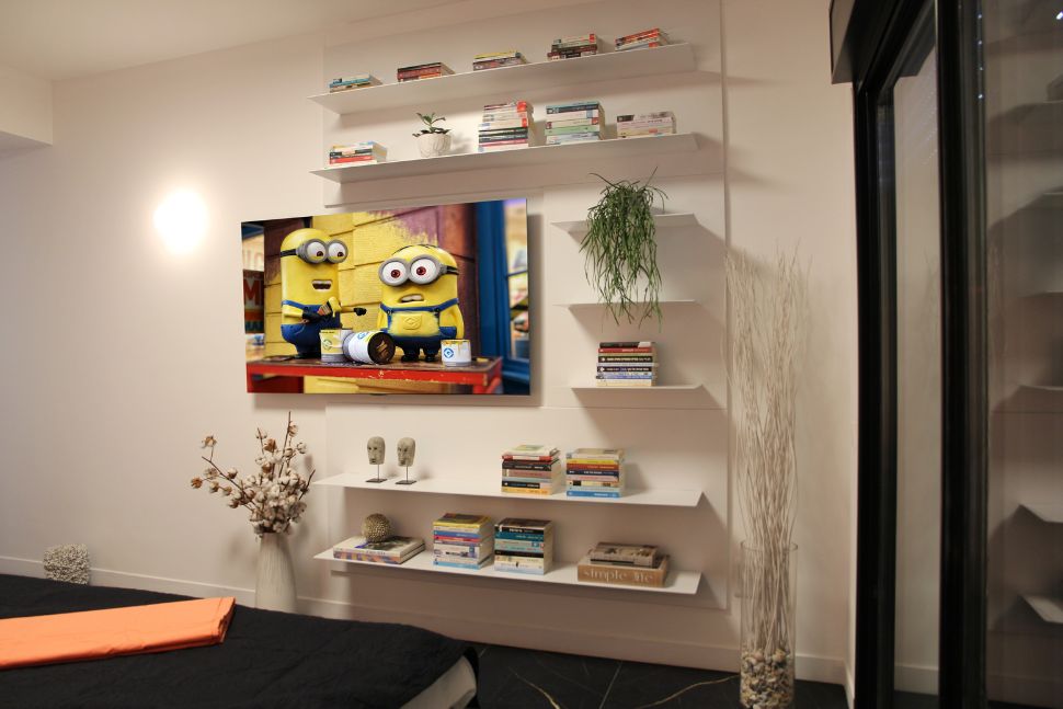 חדר שינה עם ספרייה