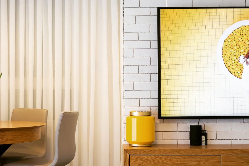 קיר בסלון ווילון