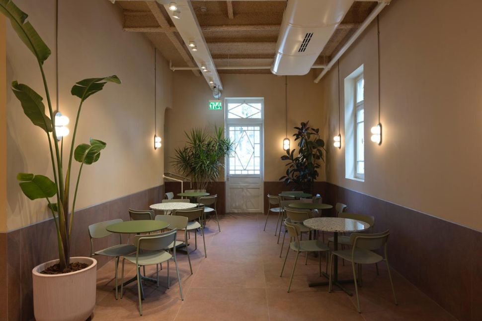 איזור הישיבה בבית הקפה