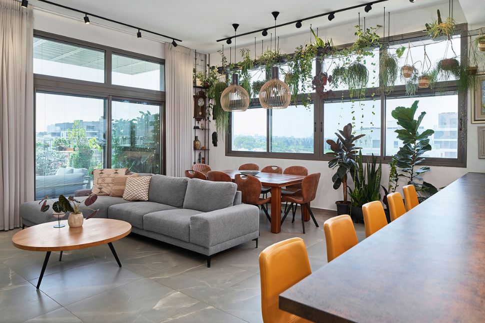 פינת אוכל עם צמחייה