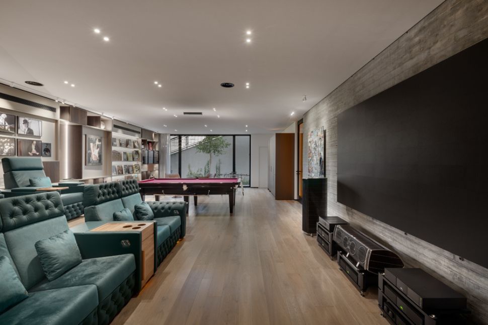 אולם הקרנה וביליארד בקומת מרתף