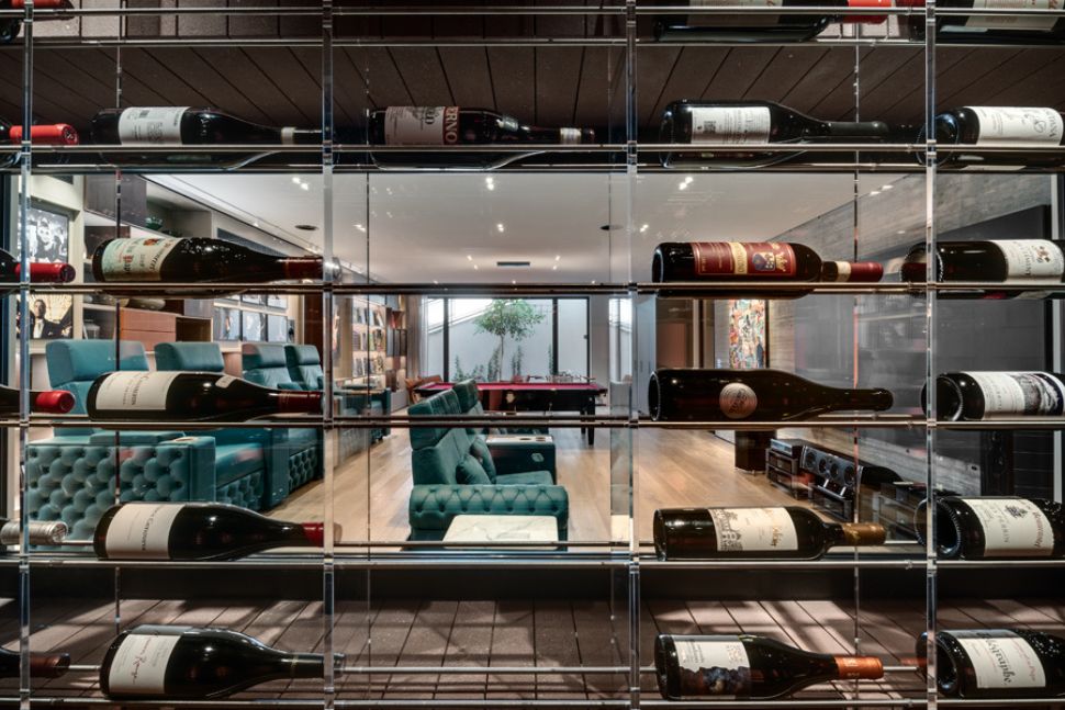 קיר בחדר יין במרתף