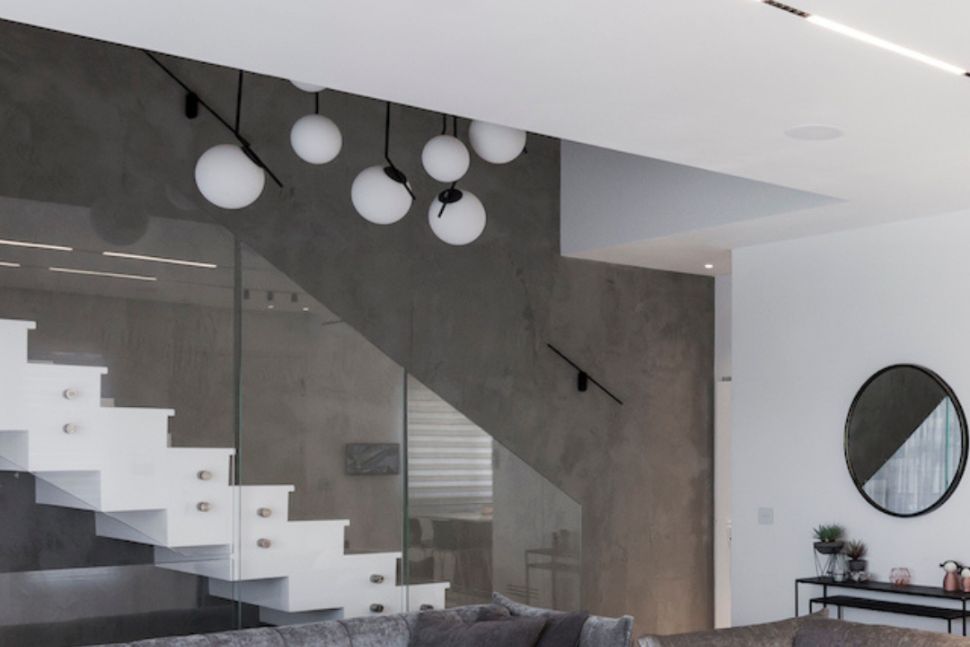 מדרגות לבנות