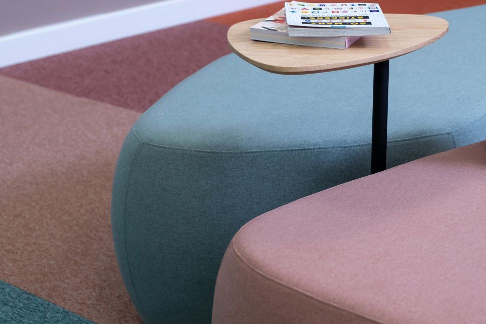 ספה בספרייה עירונית בחריש