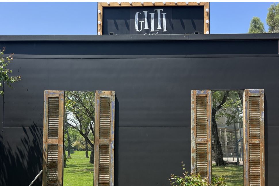 הגב של עגלת הקפה גילטי