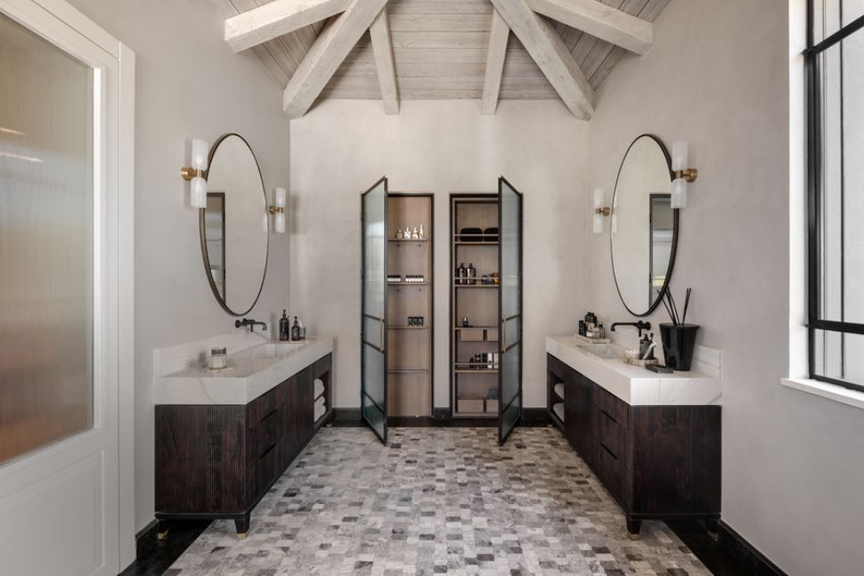 ארון בחדר רחצה עם דלתות מפרופיל בלגי