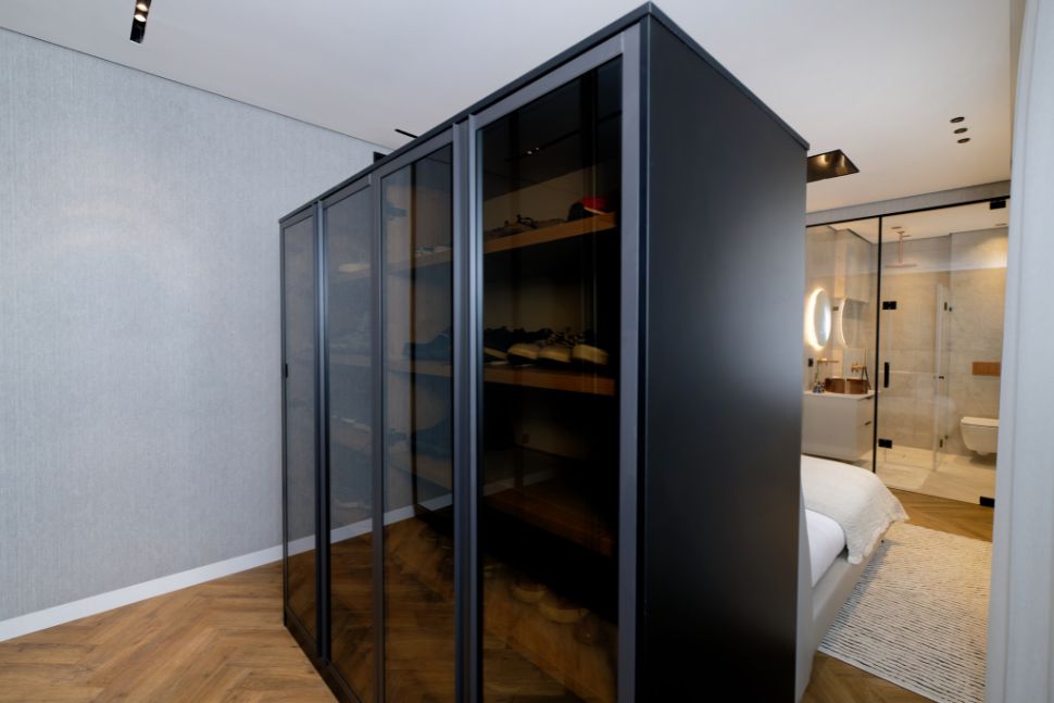 ארון בחדר שינה