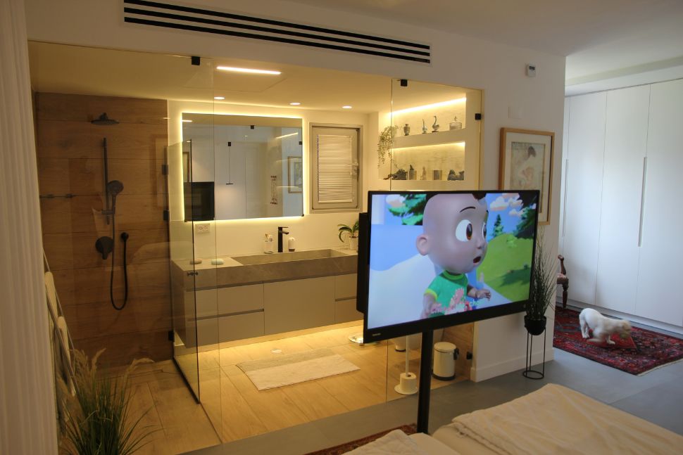 חדר רחצה פתוח לחדר שינה