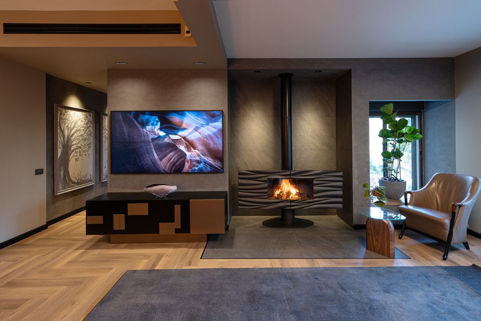 קמין וקיר בסלון