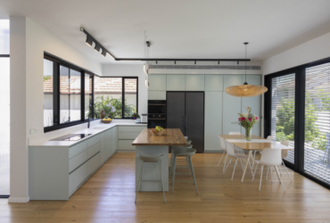 בהשראת ים ואוויר: עיצוב פנים צבעוני בביתם של אנשים שוחרי טבע