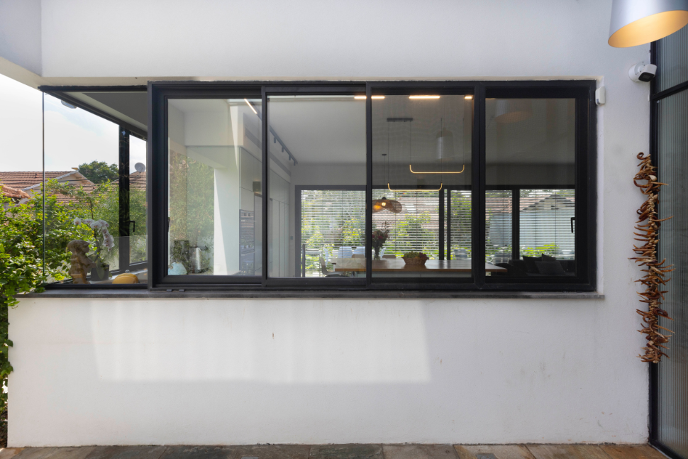 חלון במבואת כניסה