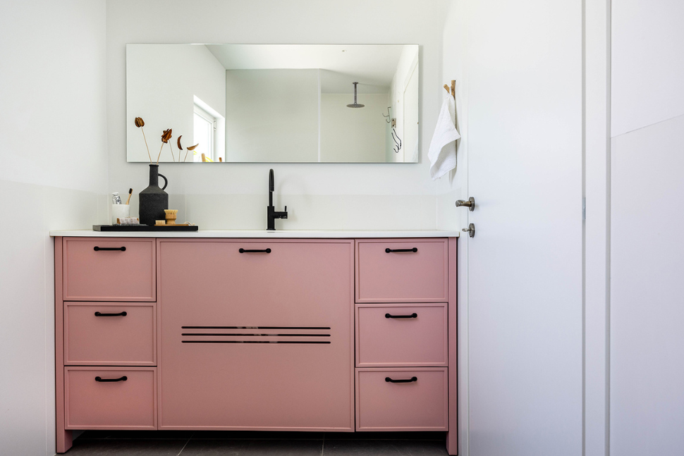 חדר רחצה עמדת כיור ורודה