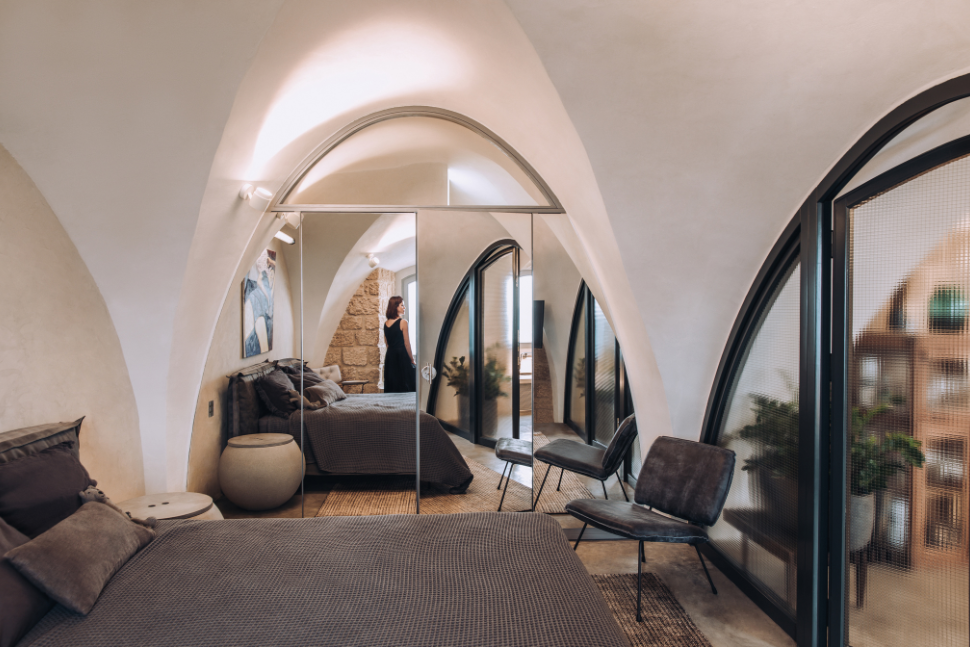 חדר שינה עם מראות