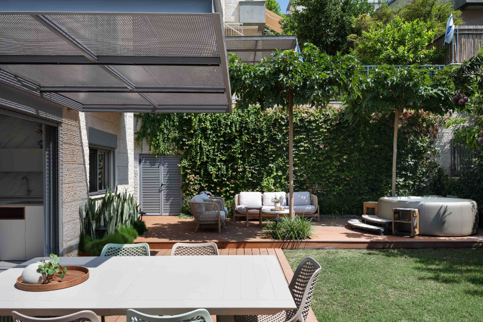 גינה עם ג'קוזי