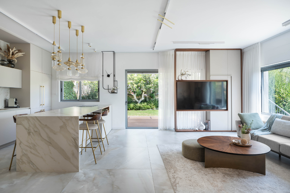 סלון ומטבח עם יציאה לחצר