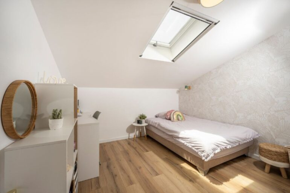 חדר ילדה בעליית הגג