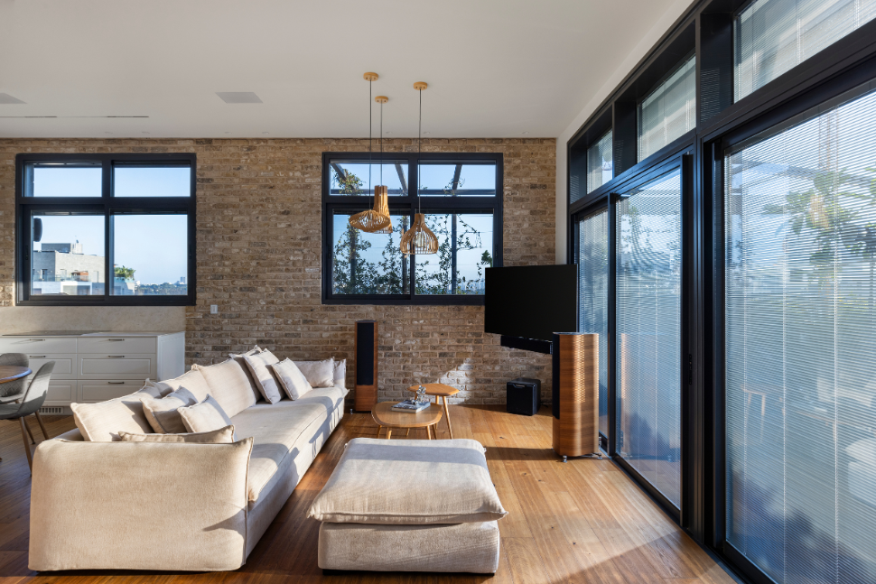 פינת טלוויזיה ומוזיקה בסלון