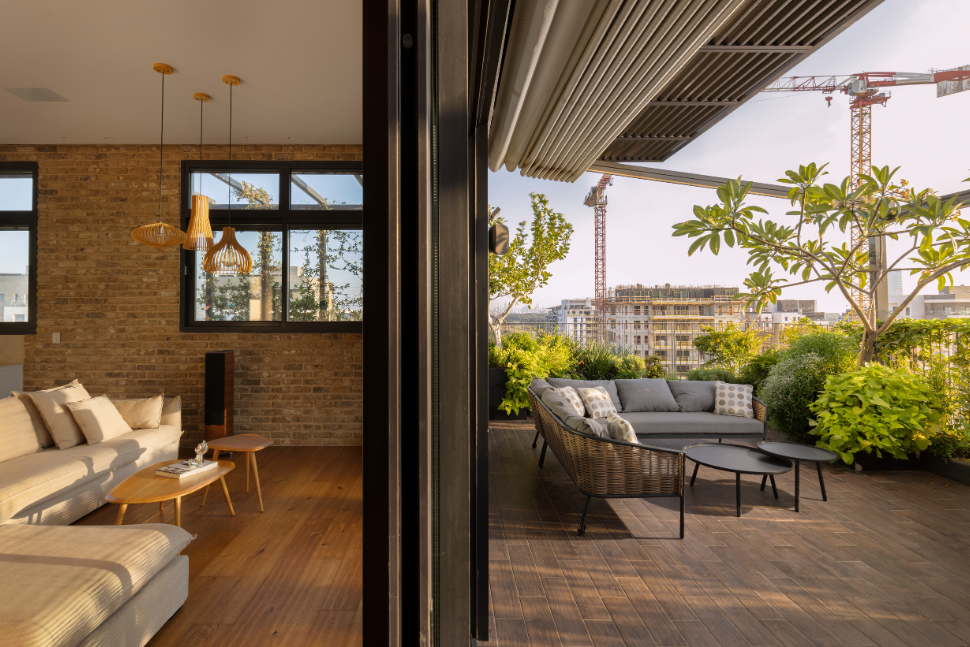 המחיצה בין הפנים למרפסת