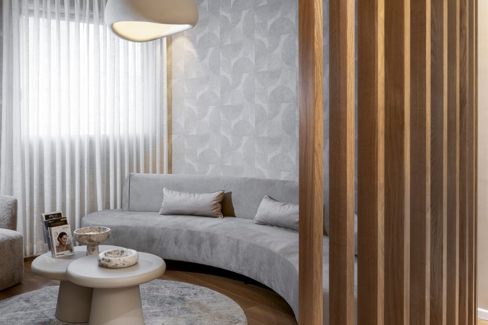 מחיצה בחדר המתנה