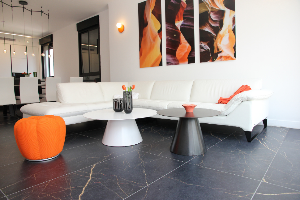 סלון מודרני לבן וכתום