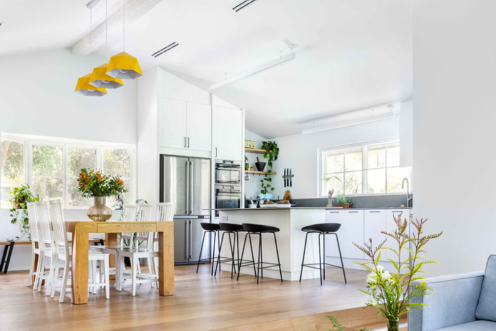 מטבח ופינת אוכל בבית עץ