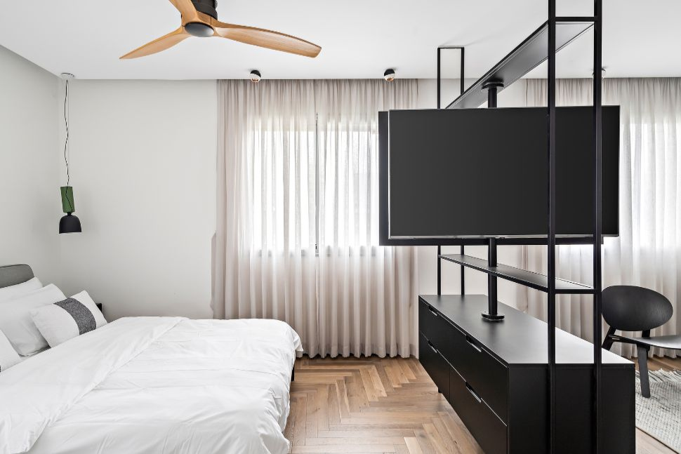 מחיצה עם טלוויזיה