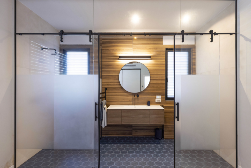 קיר זכוכית בין חדר רחצה