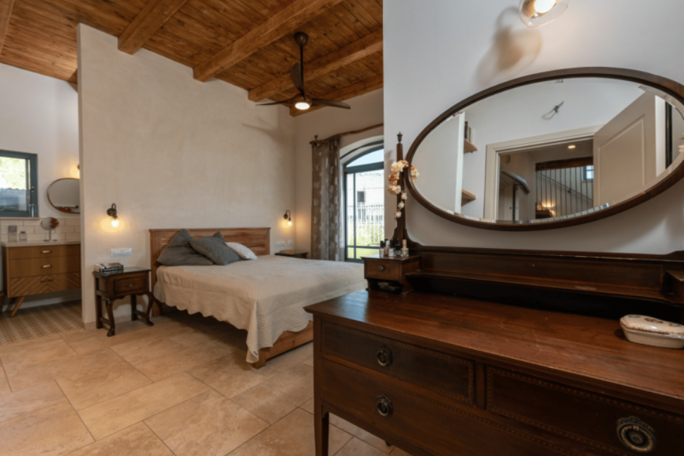 חדר שינה בבית בקיבוץ