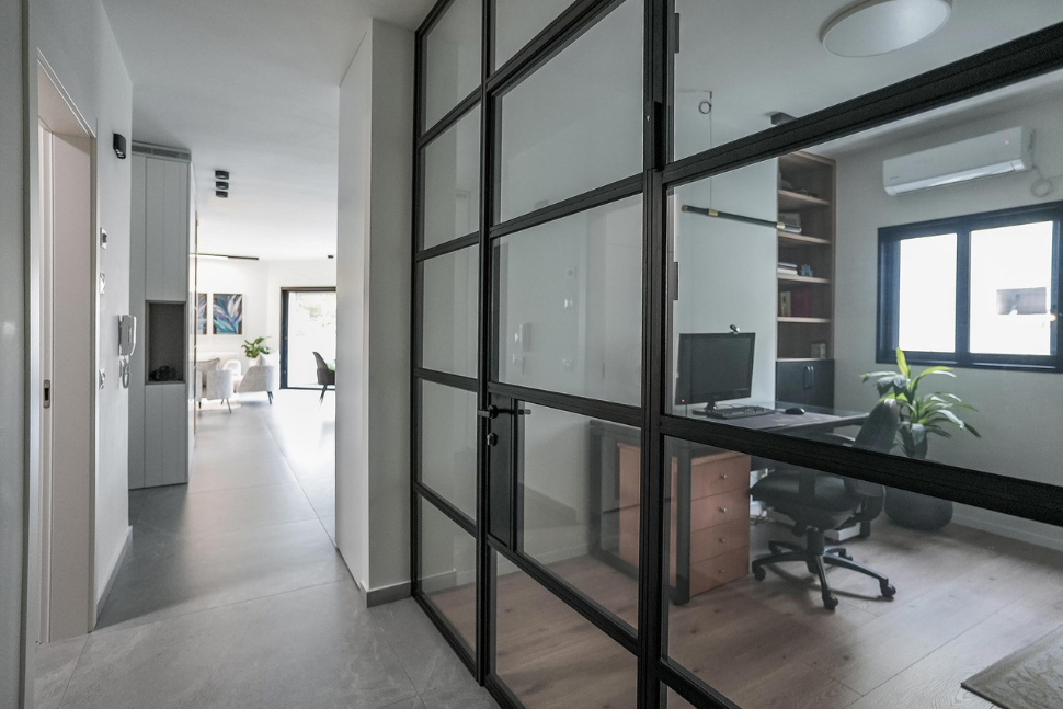 מחיצה כקיר זכוכית