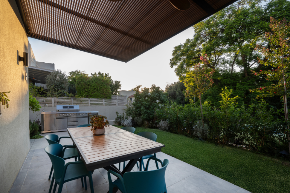 גינה האחורית