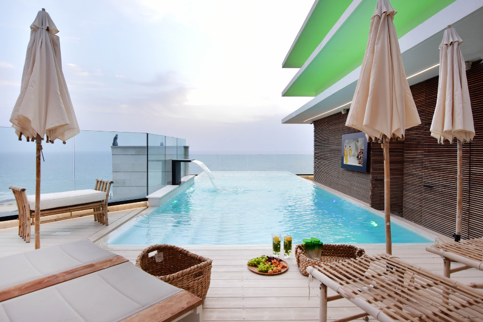 ברכית אינפיניטי בפנטהאוז