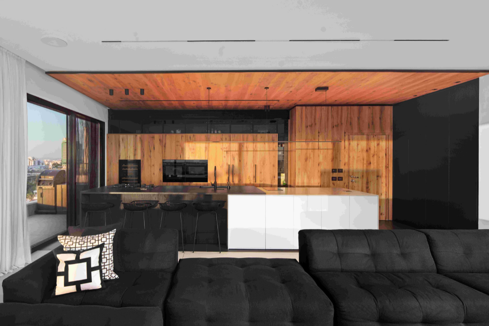 מטבח עם תקרת עץ