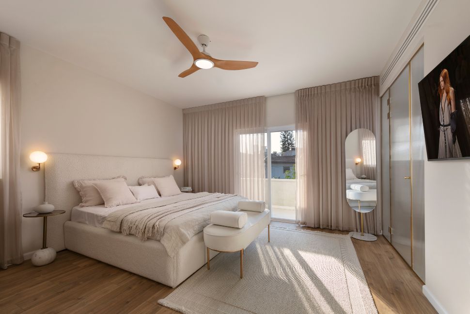 מיטה בחדר שינה הורים