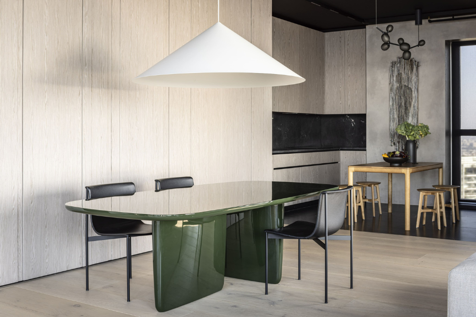 שולחן אוכל עם רגליים מעוצבות