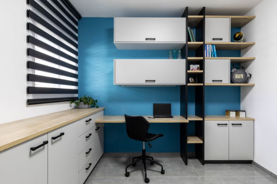 שולחן כתיבה בין שני ארונות