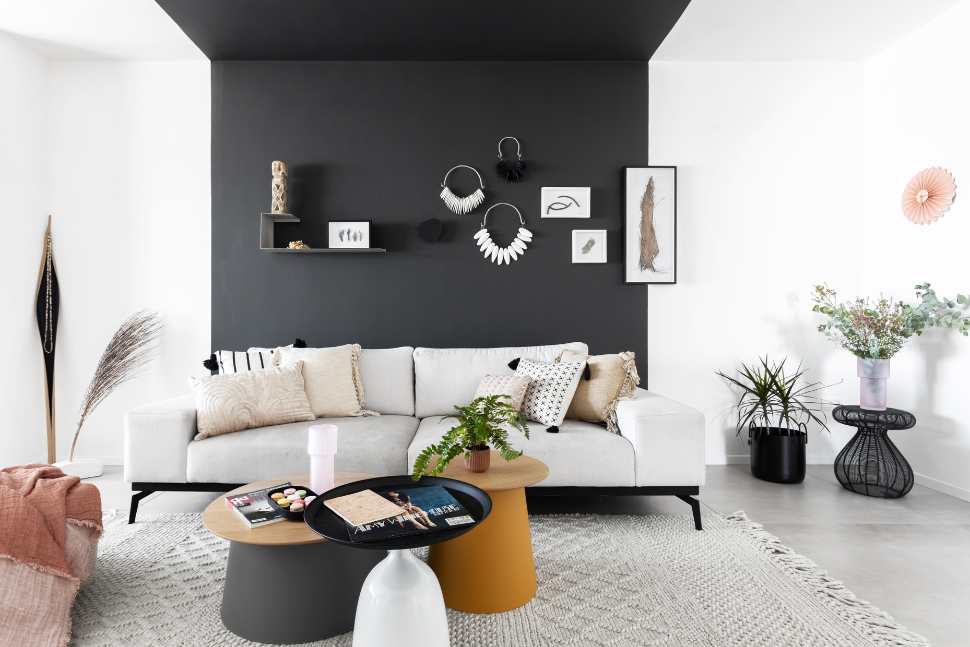 קיר שחור בסלון