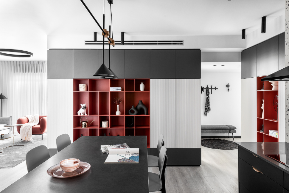 ספריה אדומה בפינת אוכל