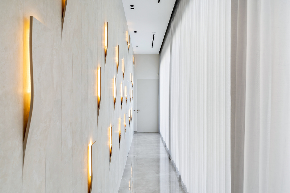 מסדרון עם תאורה נסתרת