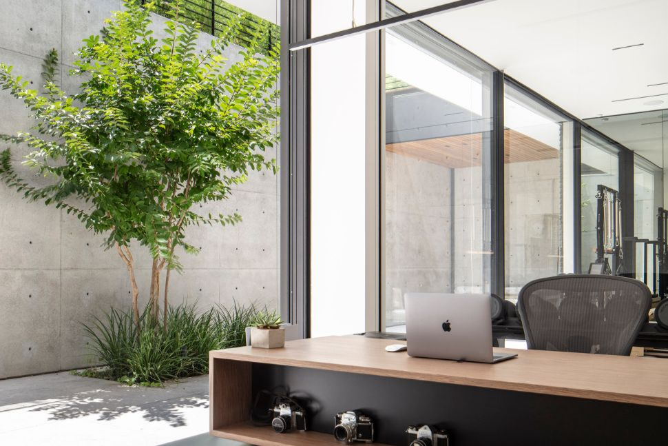 חדר עבודה במרתף