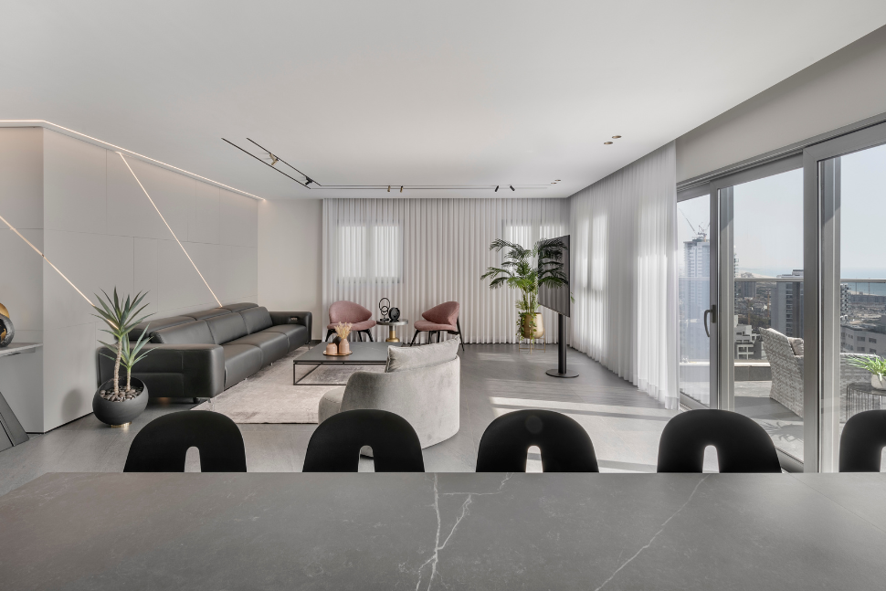 סלון אפור עם כורסאות וורודות