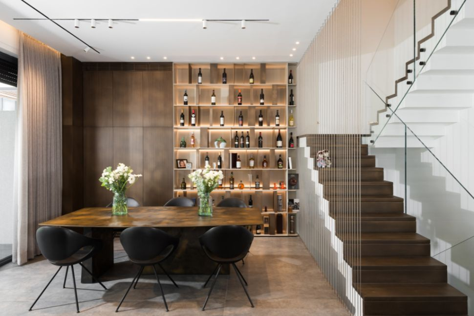 פינת אוכל ליד מדרגות