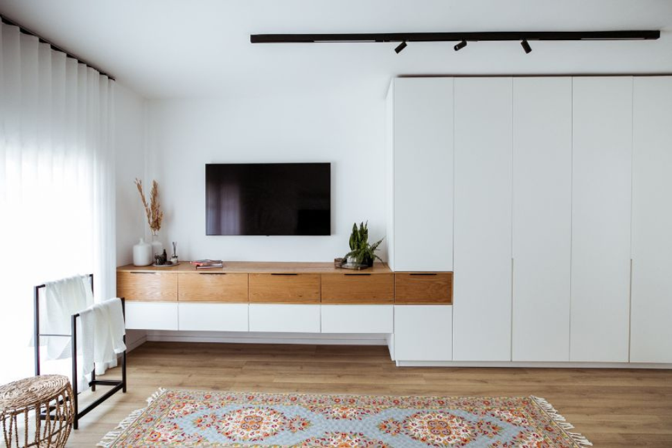 קיר עם ארון בסלון