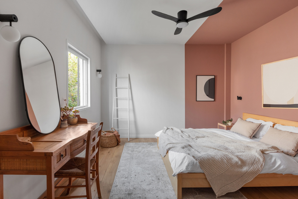 חדר שינה הורים עם קיר וורוד