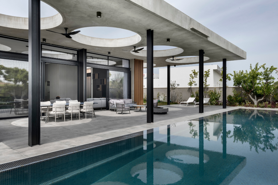 בריכה בחצר האחורית